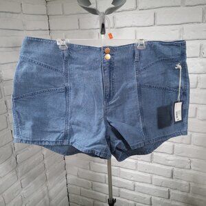 NWT Universal Thread Ladies Size 20W Light Wash High Rise Midi Shorts